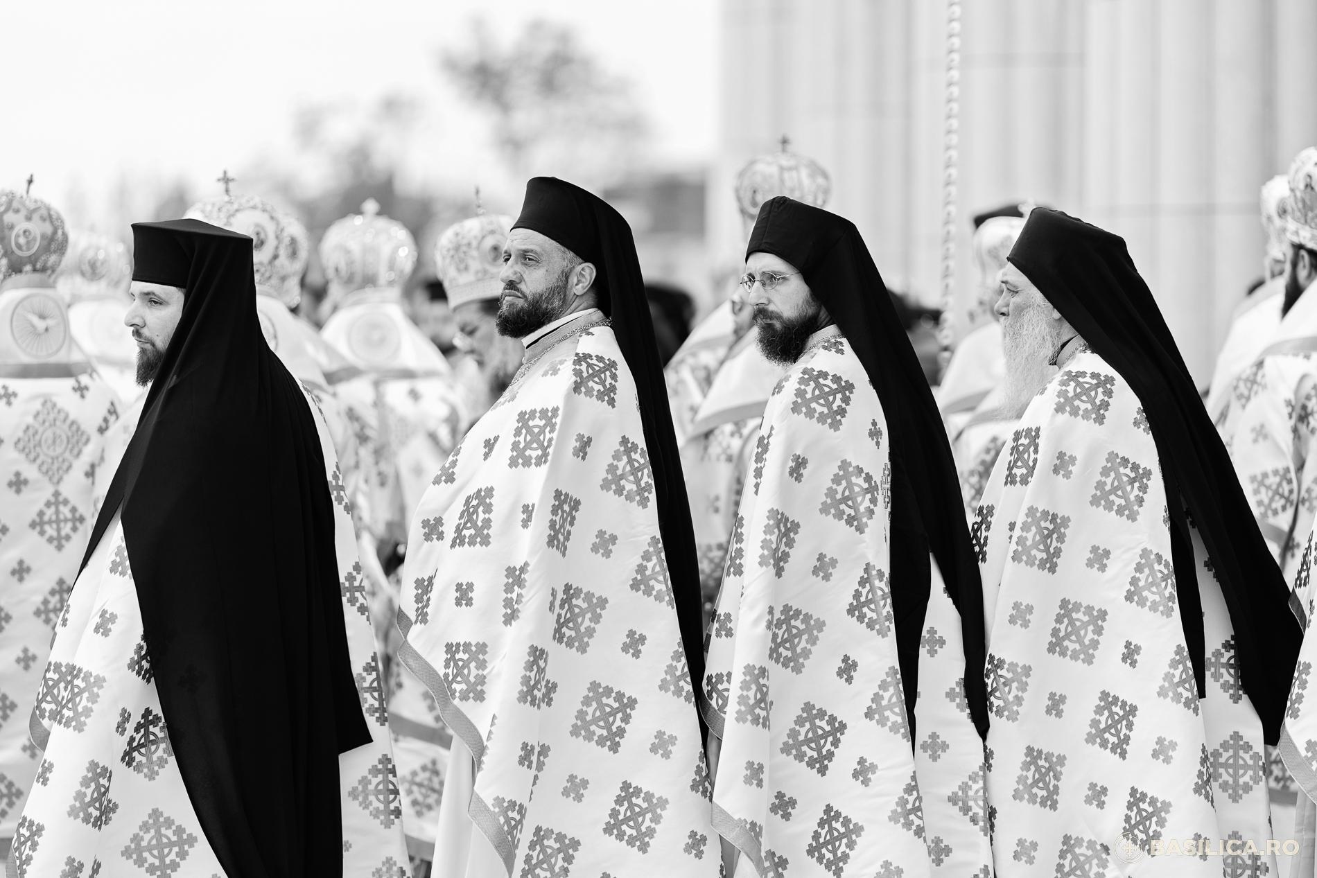 Ziua inaugurării Catedralei Naționale, sub semnul emoţiei, credinţei, dar şi al huiduielilor