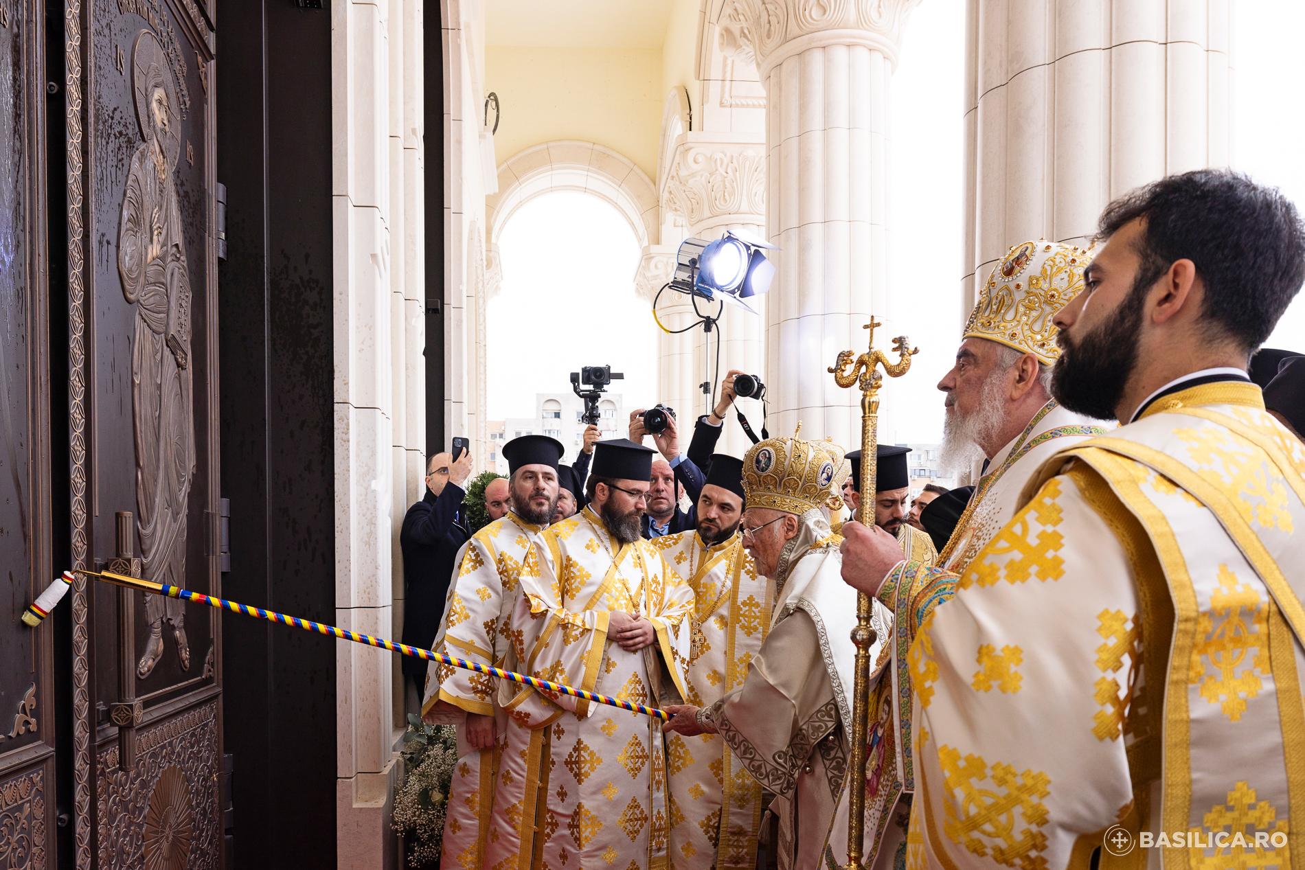 Ziua inaugurării Catedralei Naționale, sub semnul emoţiei, credinţei, dar şi al huiduielilor