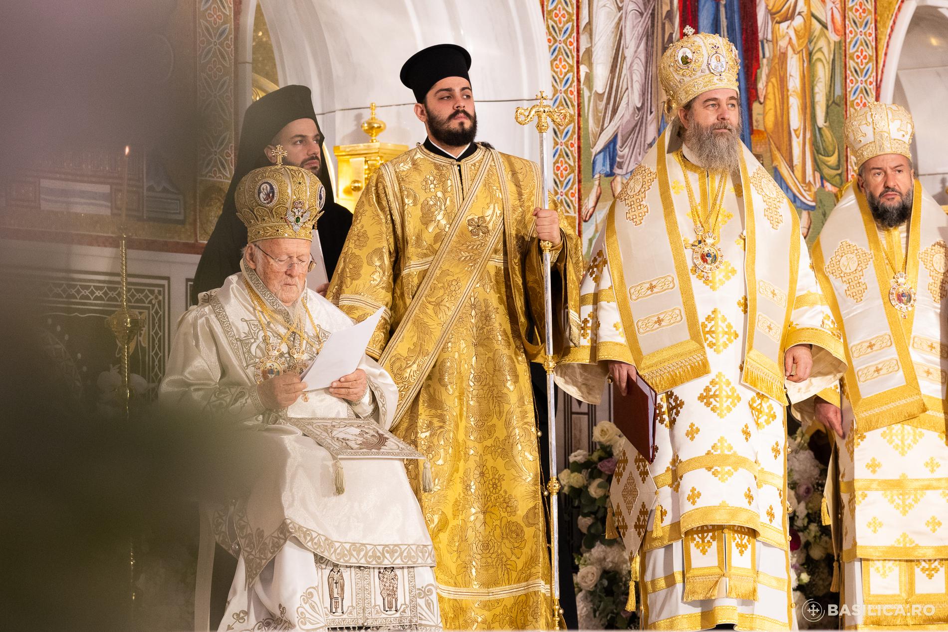 Ziua inaugurării Catedralei Naționale, sub semnul emoţiei, credinţei, dar şi al huiduielilor