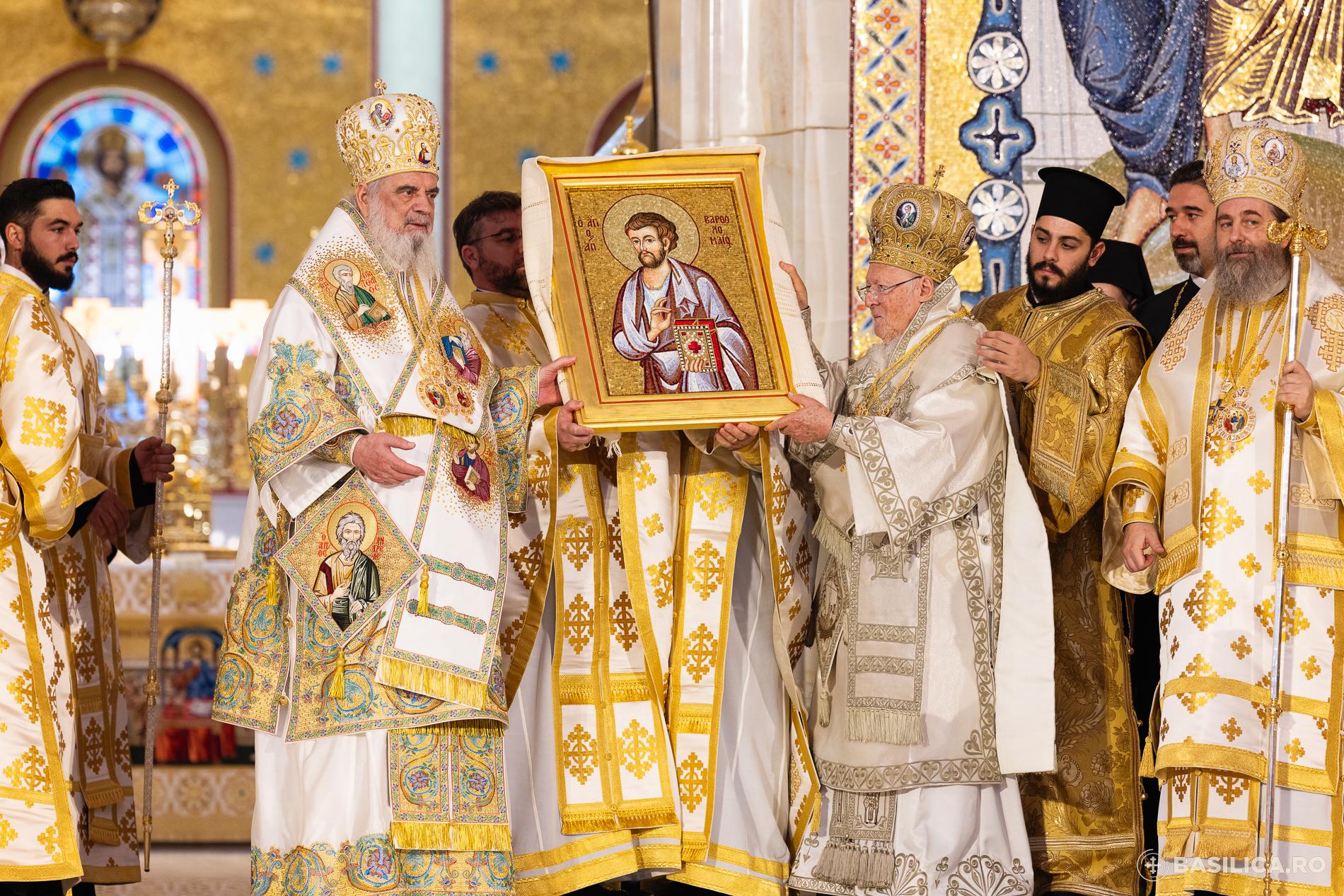 Ziua inaugurării Catedralei Naționale, sub semnul emoţiei, credinţei, dar şi al huiduielilor