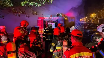 Incendiu într-un apartament din Drobeta Turnu Severin, plin de deşeuri. Peste 40 de locatari evacuaţi