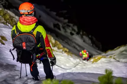 Un bărbat a căzut în gol sute de metri, în munţii Piatra Craiului, sub ochii fratelui şi nepotului de 12 ani