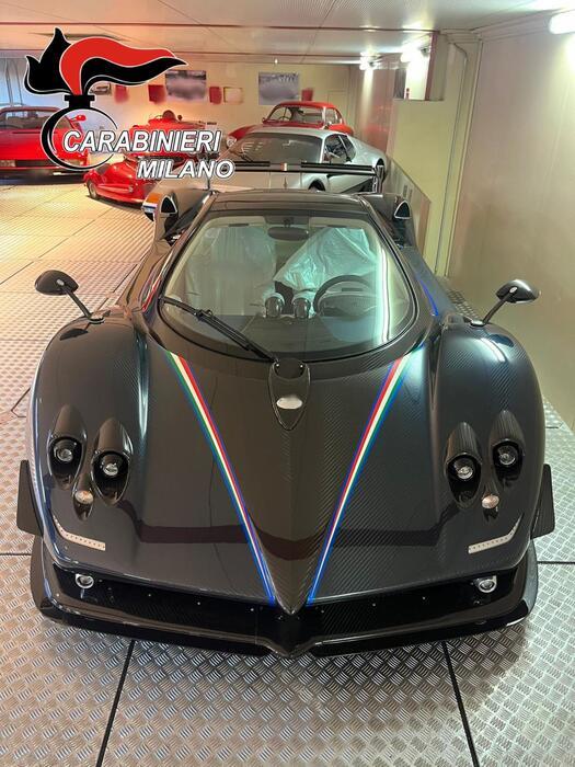 Maşină de 12 milioane de euro, confiscată de poliţişti. Sunt doar trei exemplare în toată lumea
