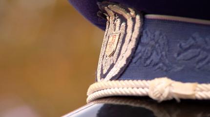 Poliţist rănit în timp ce încerca să salveze un bărbat care voia să se spânzure. Un dulap a căzut pe el