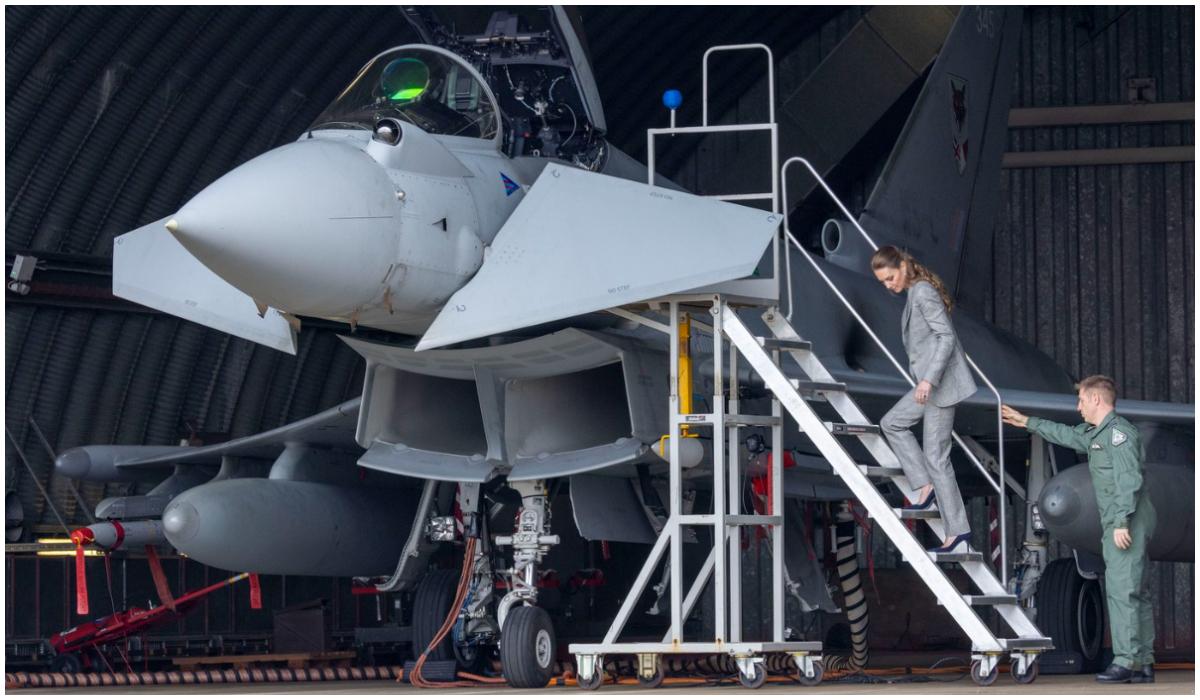 Kate Middleton coboară scările unui avion cu spatele, în pantofi cu toc