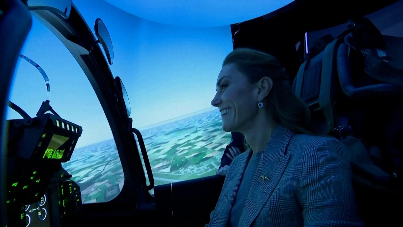 Prinţesa Kate a testat simulatorul de zbor al bazei