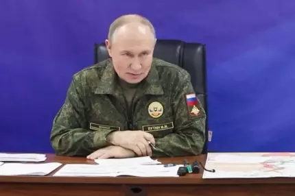 Propagandă sau declarație de război? De ce apare Putin brusc în uniformă militară