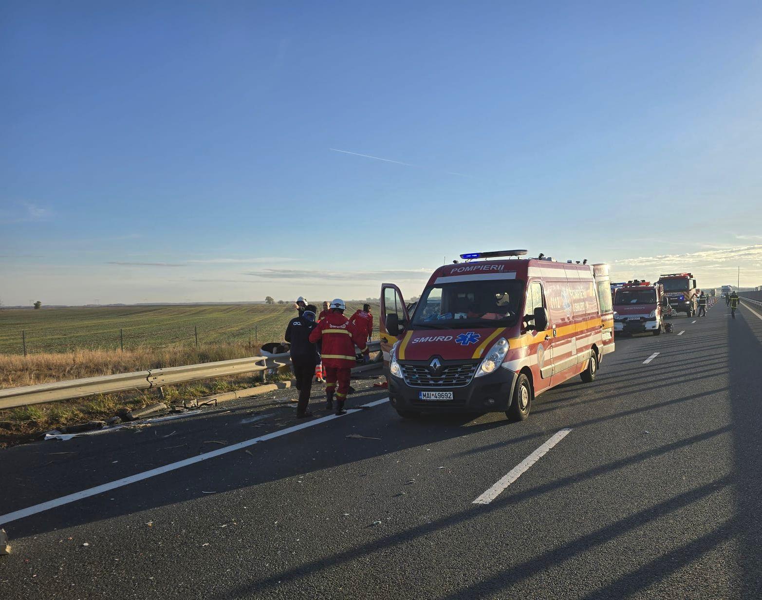 Cinci persoane rănite, în urma unui accident pe Autostrada A1, în Arad, între un TIR și un microbuz