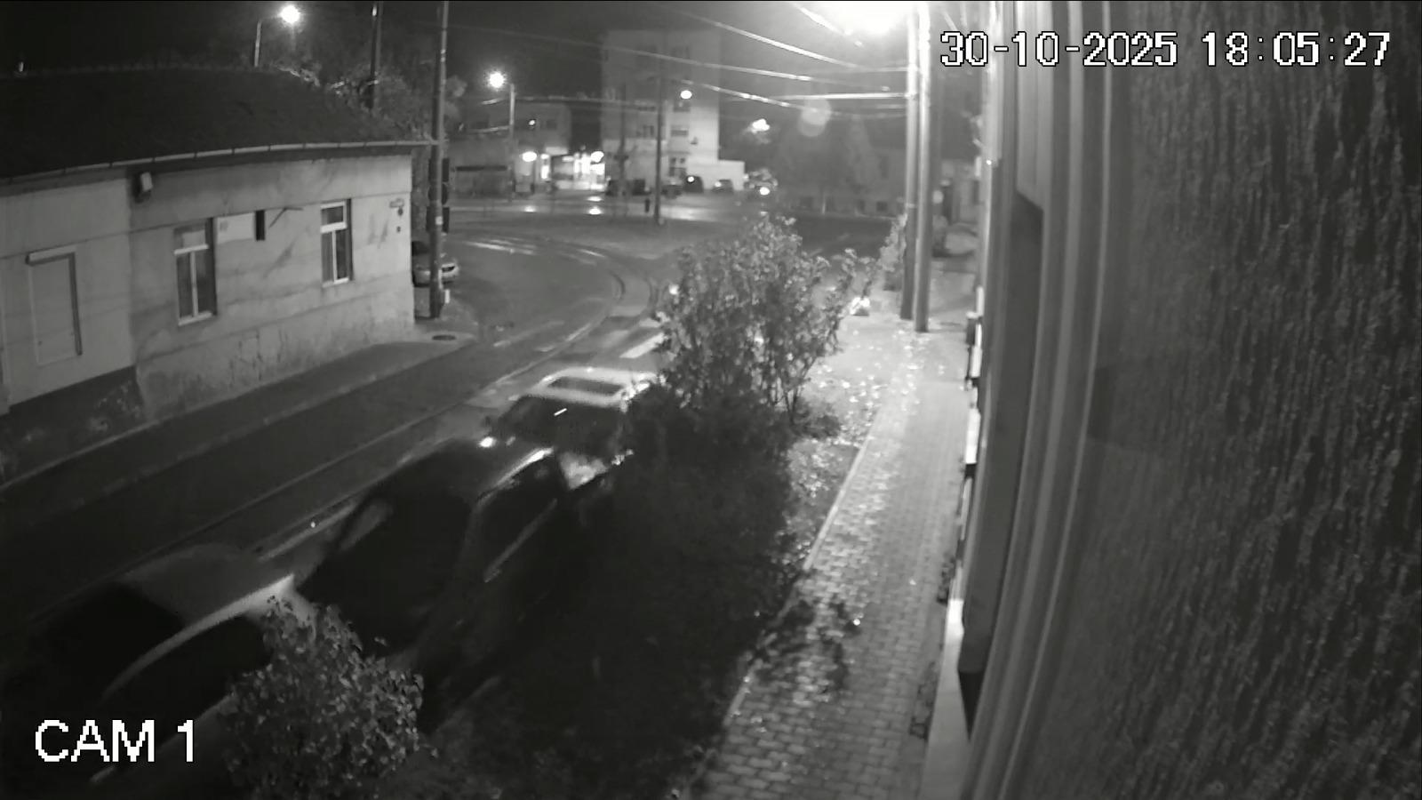 Momentul când un şofer băut şi fără permis intră în patru maşini parcate. Era urmărit de poliţiştii arădeni