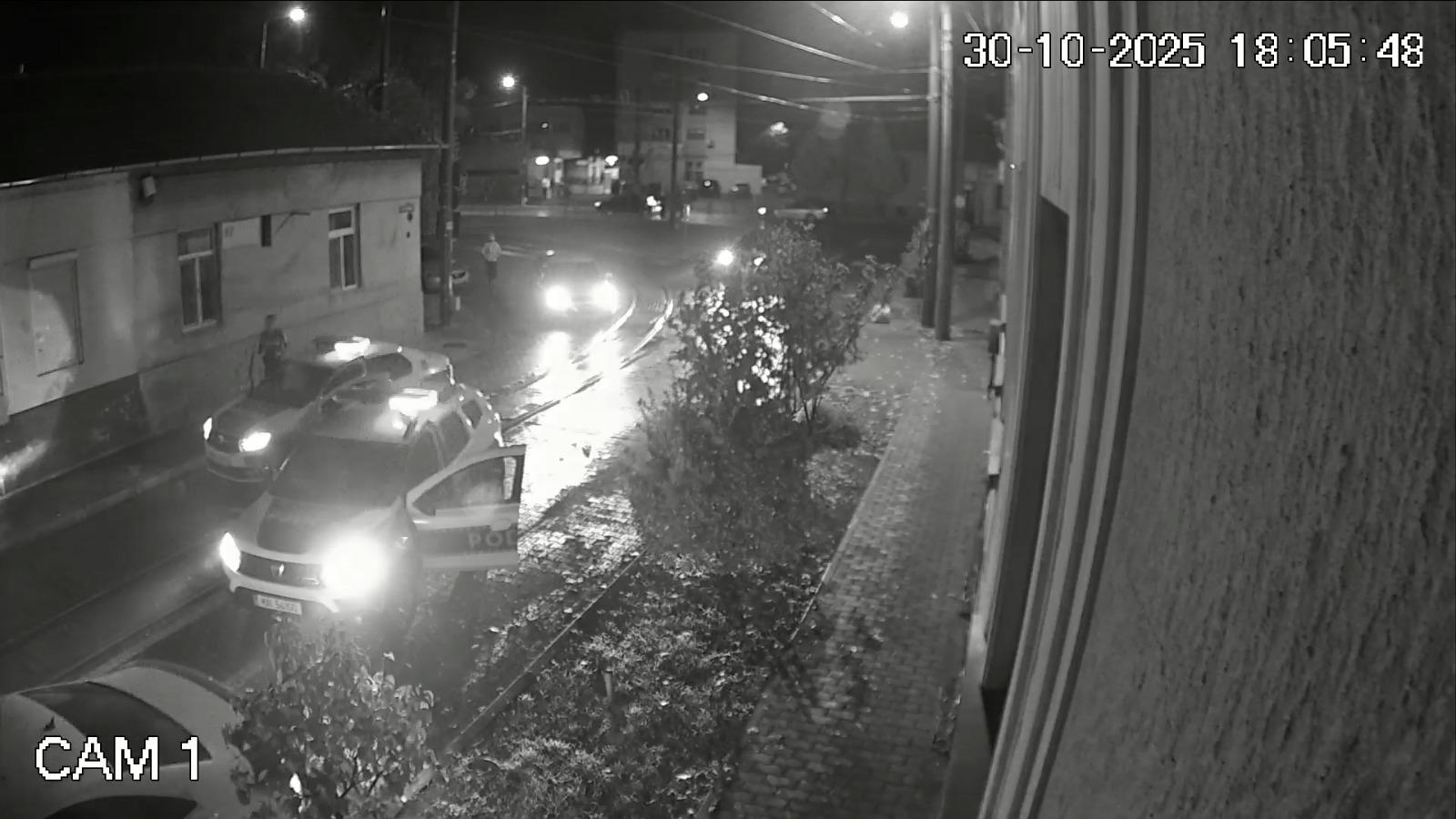 Momentul când un şofer băut şi fără permis intră în patru maşini parcate. Era urmărit de poliţiştii arădeni