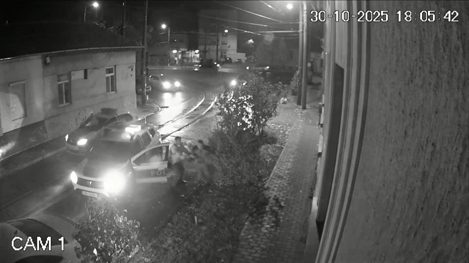 Momentul când un şofer băut şi fără permis intră în patru maşini parcate. Era urmărit de poliţiştii arădeni