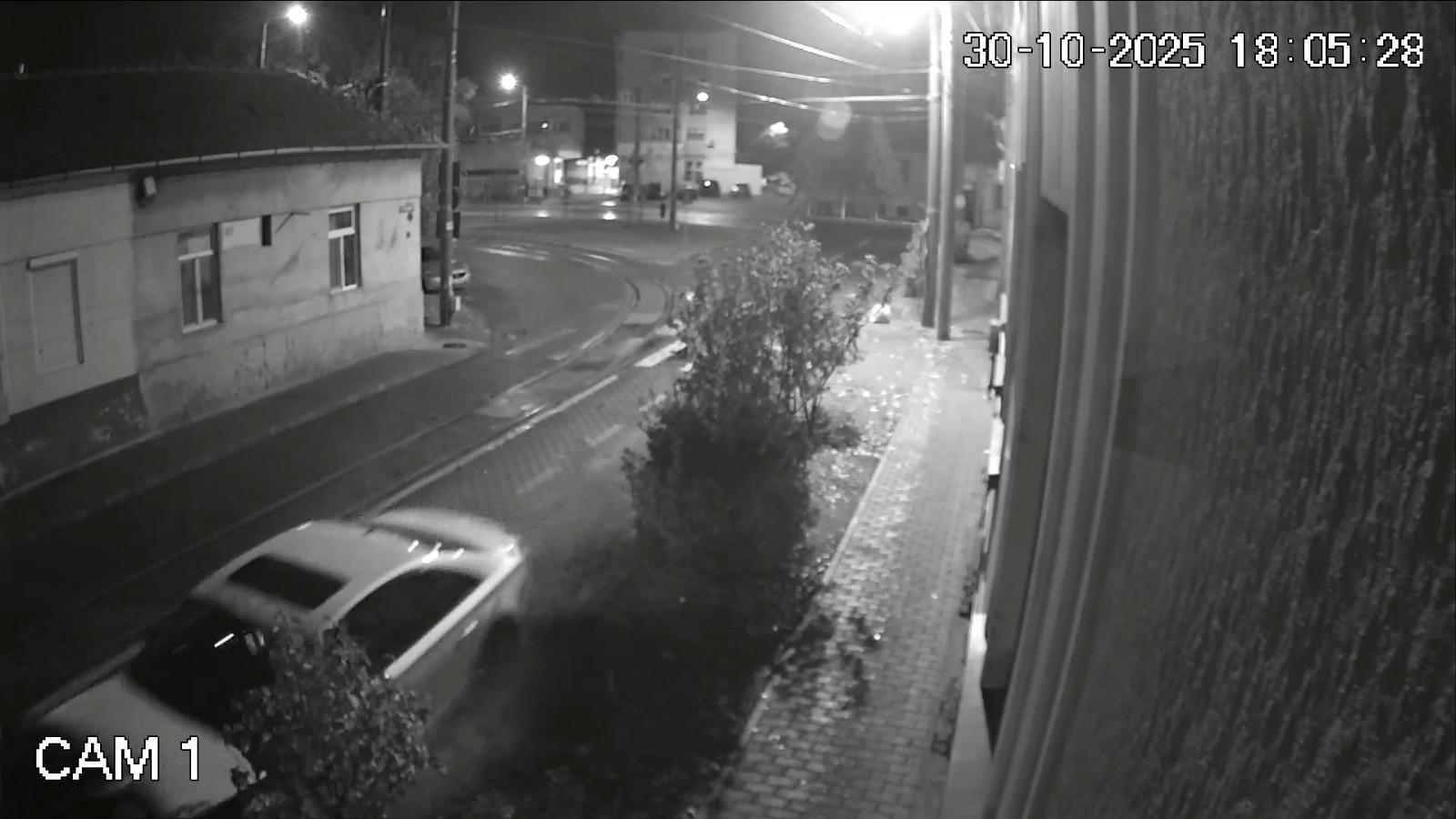 Momentul când un şofer băut şi fără permis intră în patru maşini parcate. Era urmărit de poliţiştii arădeni