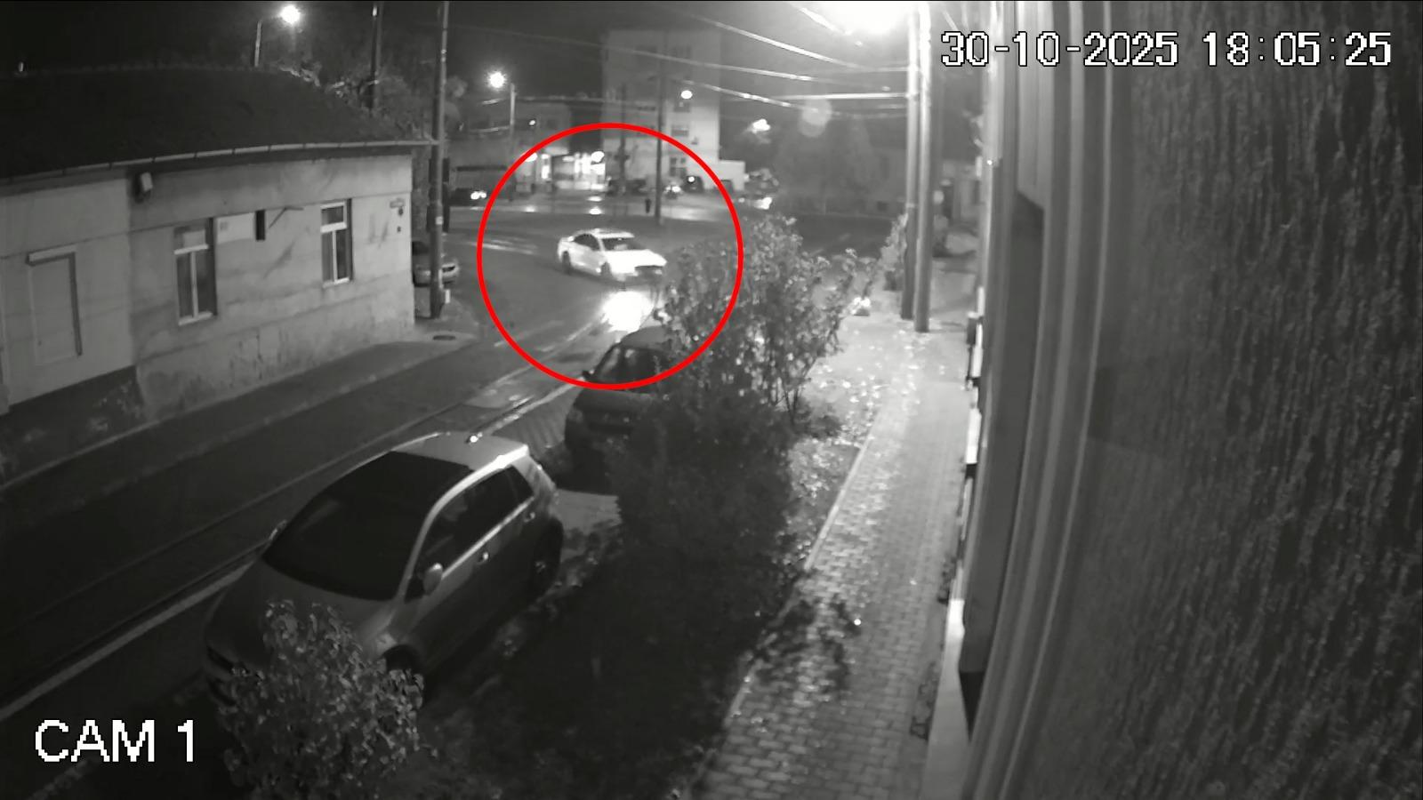 Momentul când un şofer băut şi fără permis intră în patru maşini parcate. Era urmărit de poliţiştii arădeni