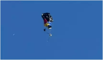 Parașuta unui militar, blocată la 1.500 m în timpul unui exercițiu la Buzău. Reacţia de moment a bărbatului