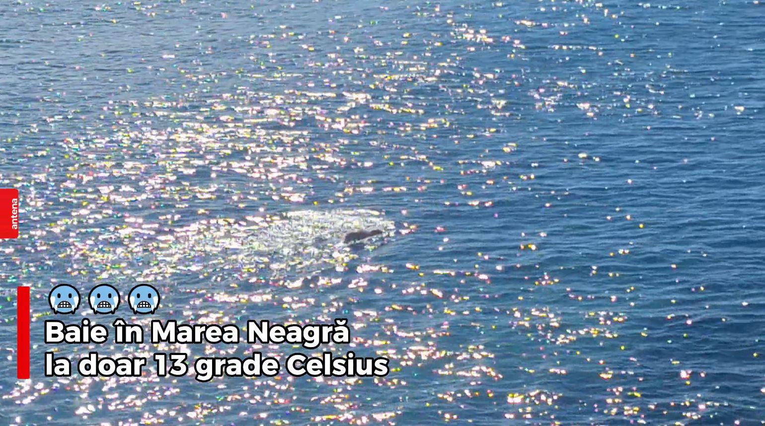 Imagini inedite la Constanţa: un curajos, surprins făcând baie în Marea Neagră la doar 13 grade Celsius
