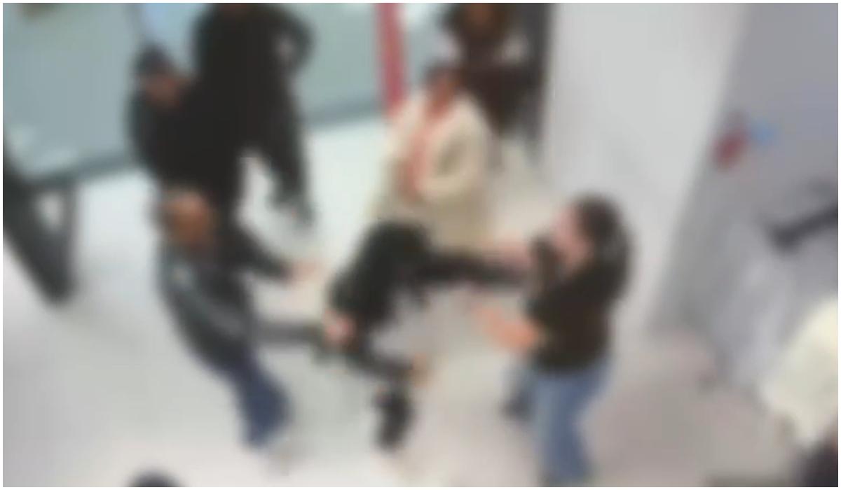 Furt și agresiune într-un mall din București