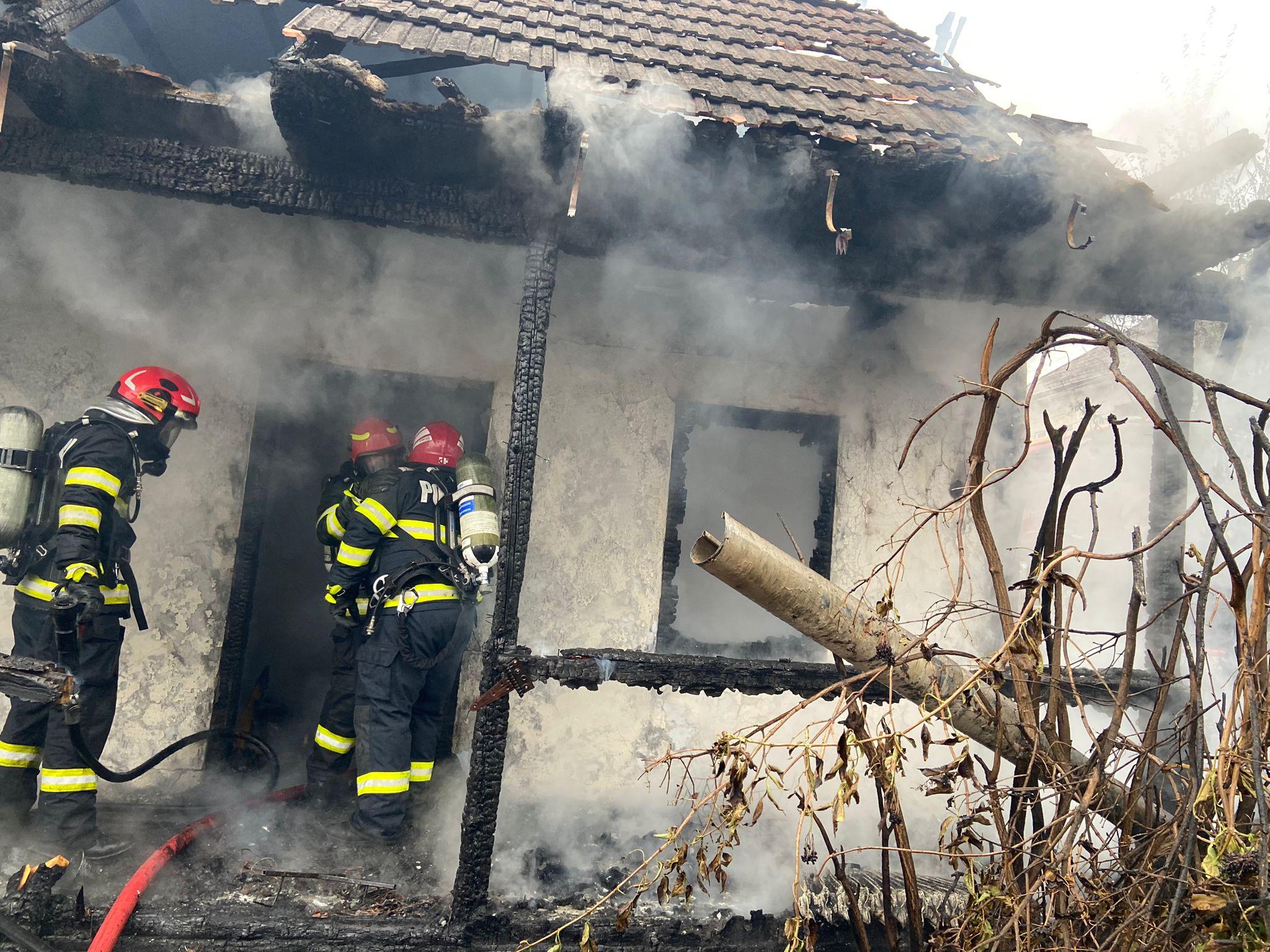 Un bărbat a murit carbonizat în propria casă, după ce locuinţa sa a fost cuprinsă de un incendiu