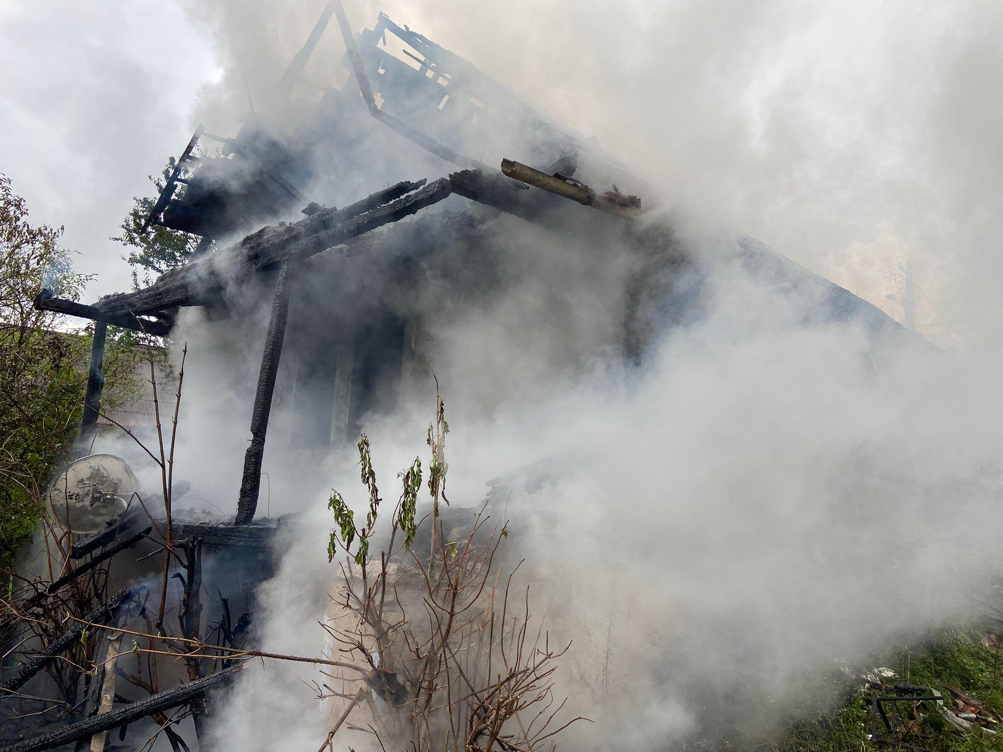 Un bărbat a murit carbonizat în propria casă, după ce locuinţa sa a fost cuprinsă de un incendiu