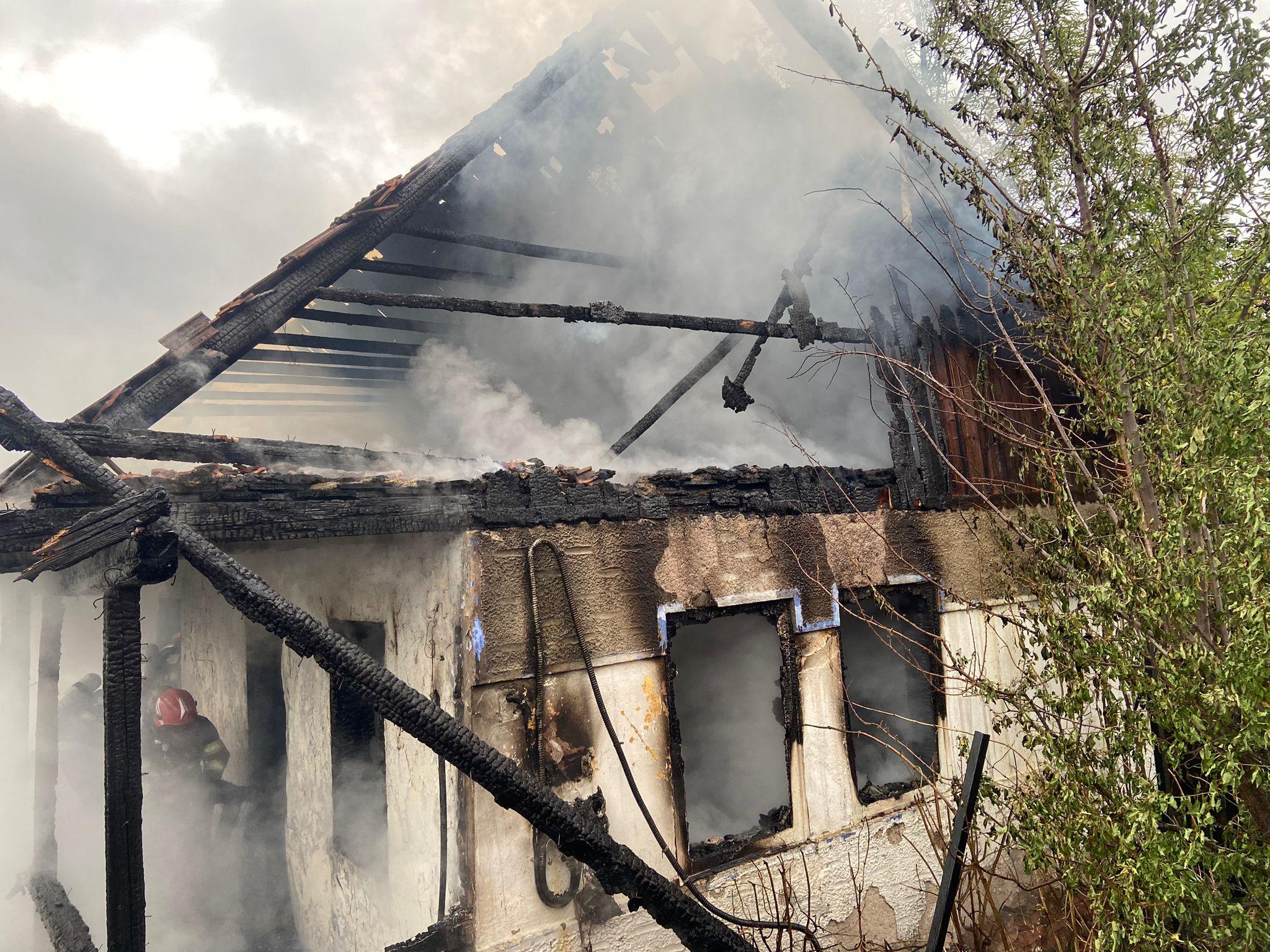 Un bărbat a murit carbonizat în propria casă, după ce locuinţa sa a fost cuprinsă de un incendiu