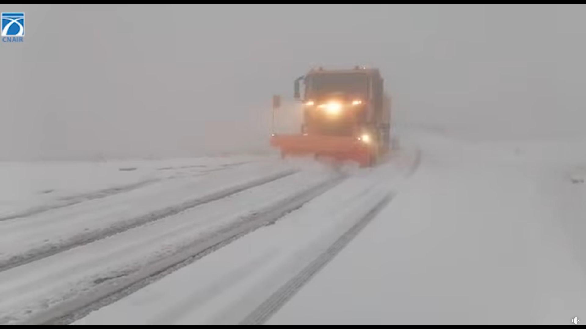 Transfăgărășanul, închis temporar din cauza ninsorilor și viscolului. Stratul de zăpadă depășește 30 cm