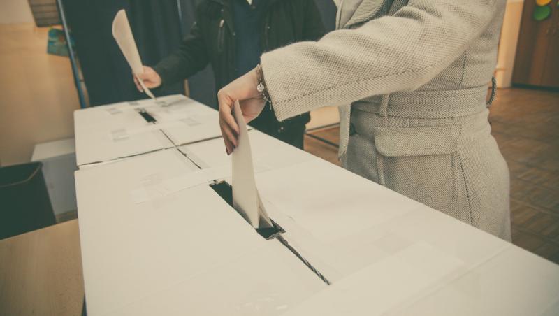 AUR, pe primul loc în preferinţele românilor de până la 59 de ani. Cum votează în funcţie de vârstă