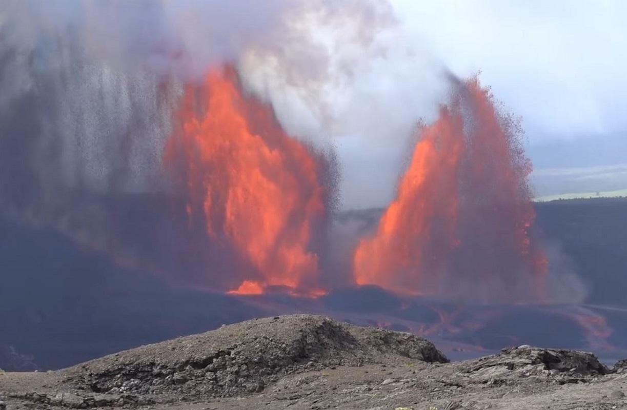 Momentul în care o erupţie vulcanică provoacă o tornadă de cenuşă. Kilauea a aruncat lavă la 330 metri
