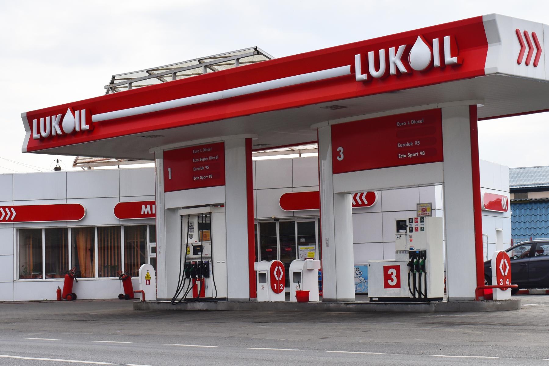 Cinci companii vor să cumpere rafinăria și benzinăriile Lukoil din România. Una e din SUA şi alta din Ungaria