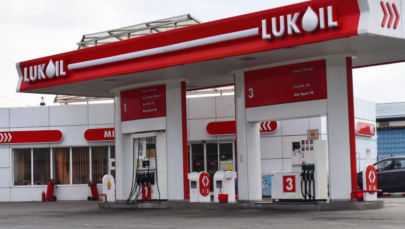 Cinci companii vor să cumpere rafinăria și benzinăriile Lukoil din România. Una e din SUA şi alta din Ungaria