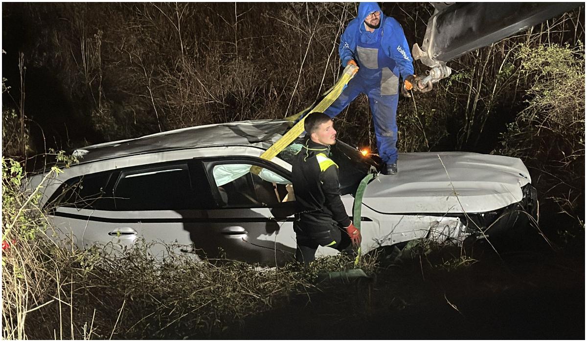 Un şofer din Galaţi a pierdut controlul şi s-a răsturnat cu BMW-ul abia scos din reprezentanţă