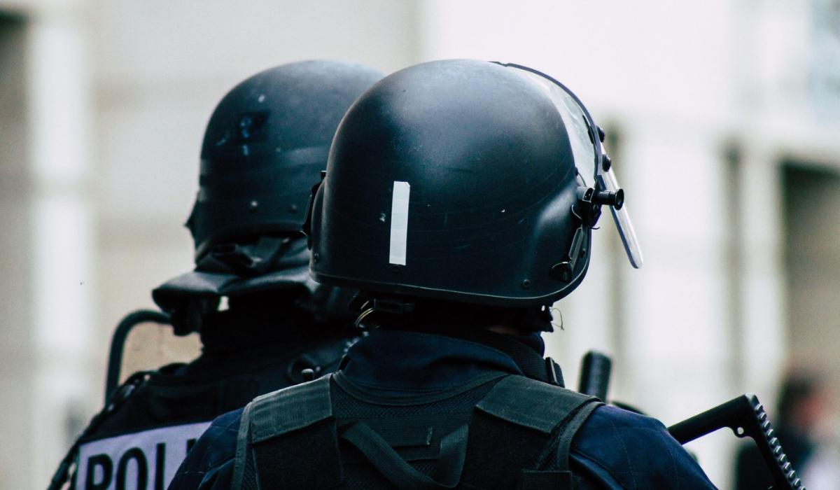 Grupare infracţională din 4 familii, destructurată. Peste 30 victime exploatate în Italia prin metoda loverboy