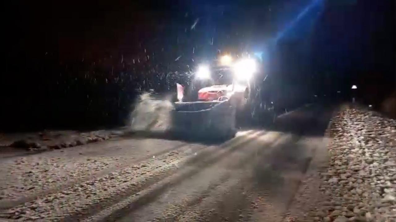 Strat de zăpadă şi de 10-12 centimetri, după primul episod de vreme rea. Drumarii intervin în zonele montane