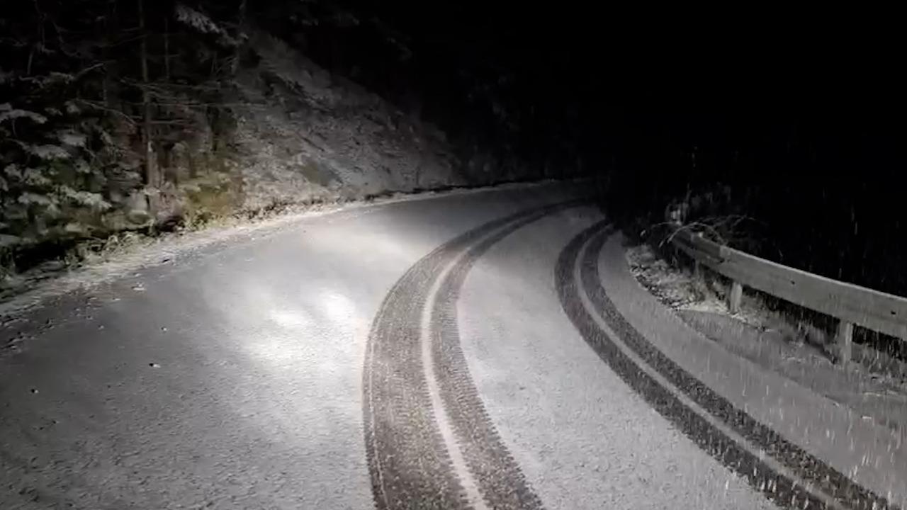 Strat de zăpadă şi de 10-12 centimetri, după primul episod de vreme rea. Drumarii intervin în zonele montane