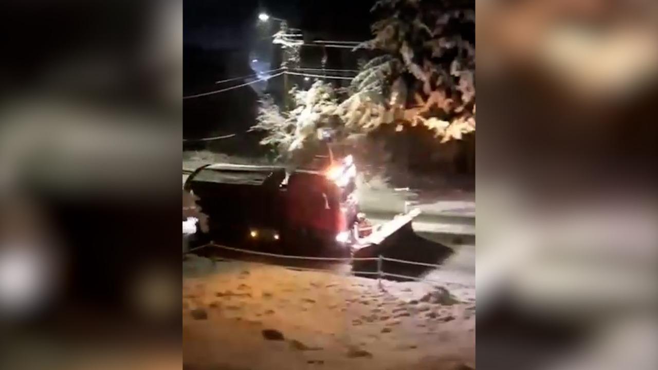 Strat de zăpadă şi de 10-12 centimetri, după primul episod de vreme rea. Drumarii intervin în zonele montane