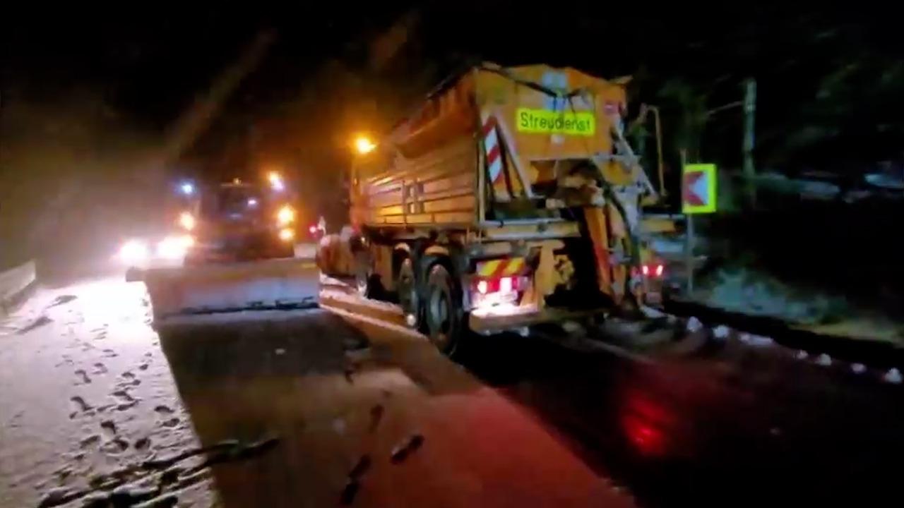 Strat de zăpadă şi de 10-12 centimetri, după primul episod de vreme rea. Drumarii intervin în zonele montane