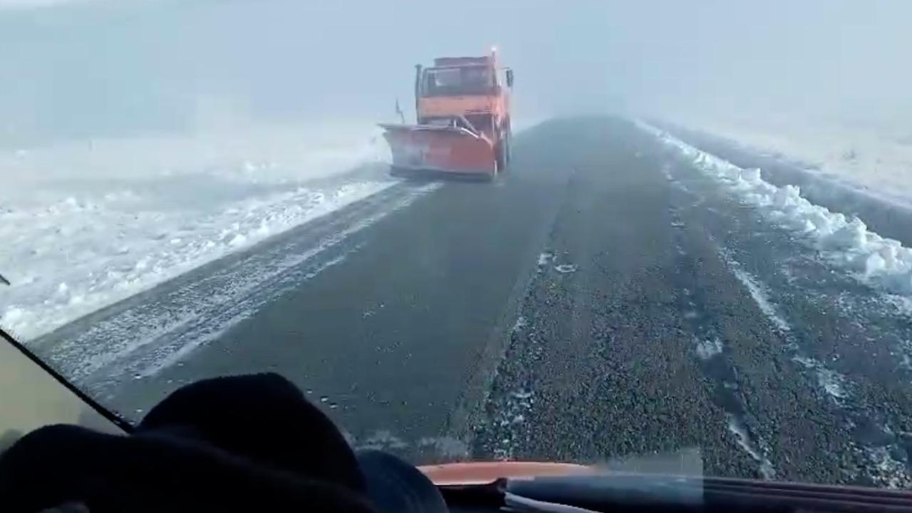 Strat de zăpadă şi de 10-12 centimetri, după primul episod de vreme rea. Drumarii intervin în zonele montane