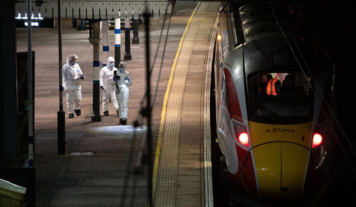 Zece oameni răniţi în urma unui atac cu cuţitul într-un tren din Marea Britanie. Două persoane, reţinute