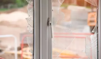 S-a întors la casa de vacanţă şi a găsit geamul spart. Ce a urmat i-a dat toate planurile peste cap