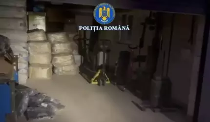 Jaf ca-n filme în Dragonul Roşu. Deşurubau pereţii de tablă ai unui depozit, apoi mutau marfa furată în altul