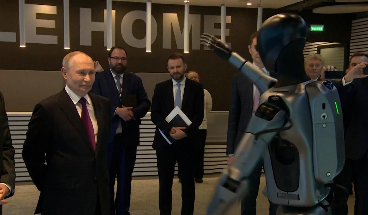 Putin, întâmpinat de un robot dansator la o conferinţă despre AI. Reacţia liderului de la Kremlin