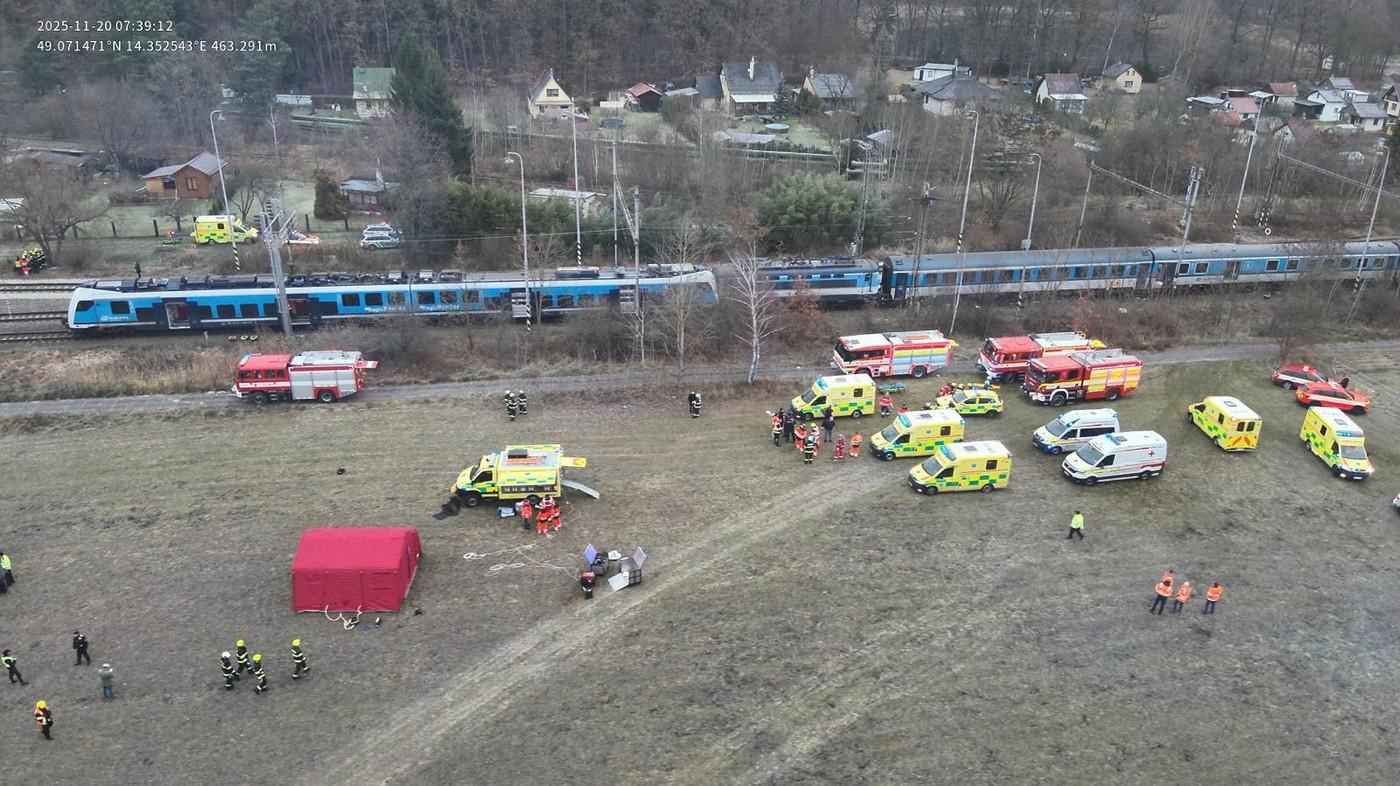 Zeci de persoane au fost rănite după ce două trenuri s-au ciocnit în Cehia