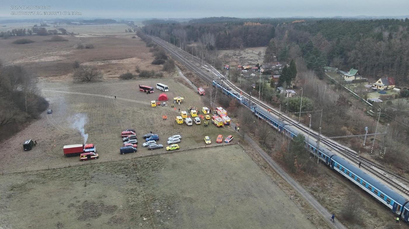 Zeci de persoane au fost rănite după ce două trenuri s-au ciocnit în Cehia