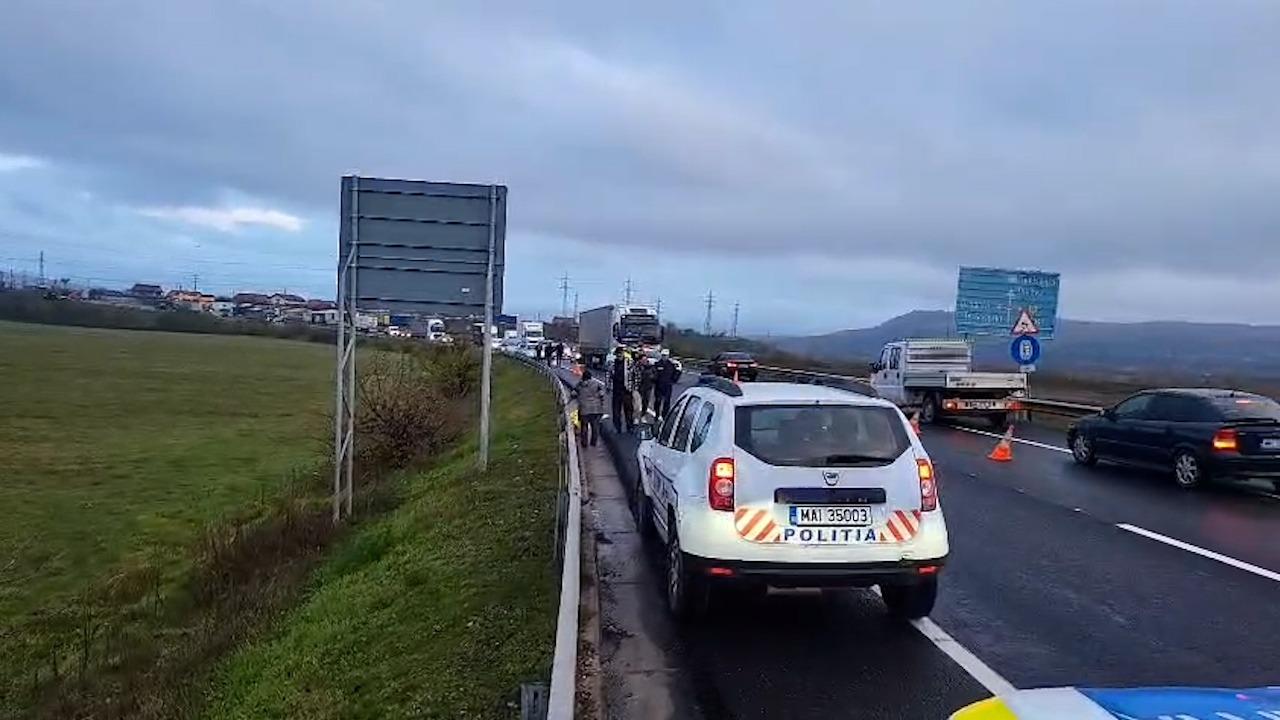 Femeie lovită de o maşină şi aruncată sub roţile unui TIR în Mehedinţi. A fost târâtă 500 de metri