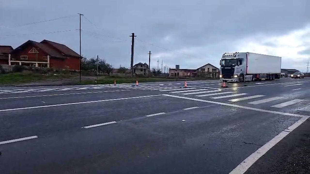 Femeie lovită de o maşină şi aruncată sub roţile unui TIR în Mehedinţi. A fost târâtă 500 de metri