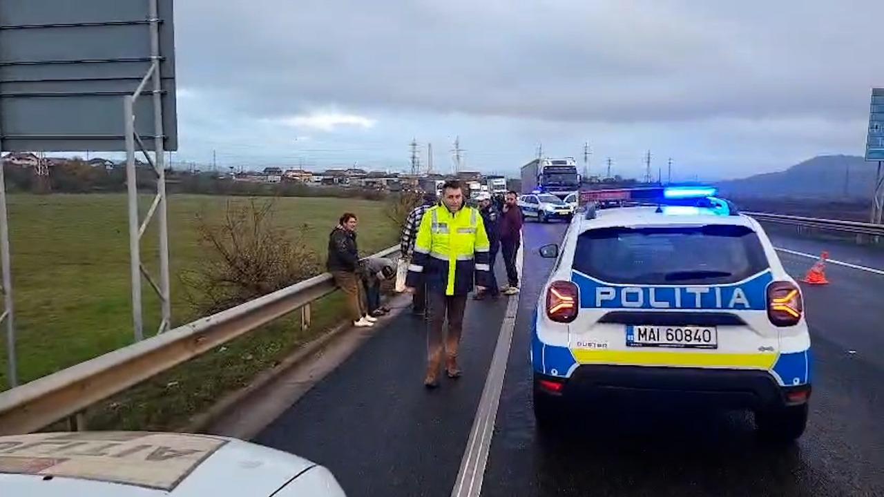 Femeie lovită de o maşină şi aruncată sub roţile unui TIR în Mehedinţi. A fost târâtă 500 de metri