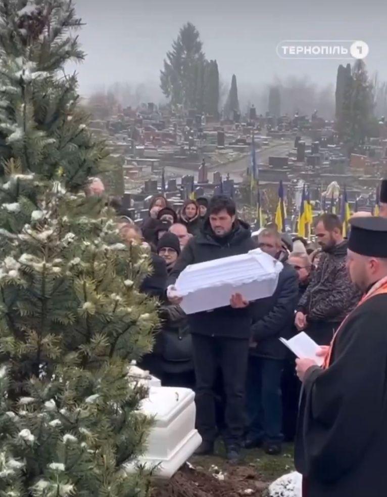 Un tată ucrainean îşi leagănă fiul pentru ultima dată. Şi-a pierdut întreaga familie în atacul din Ternopil