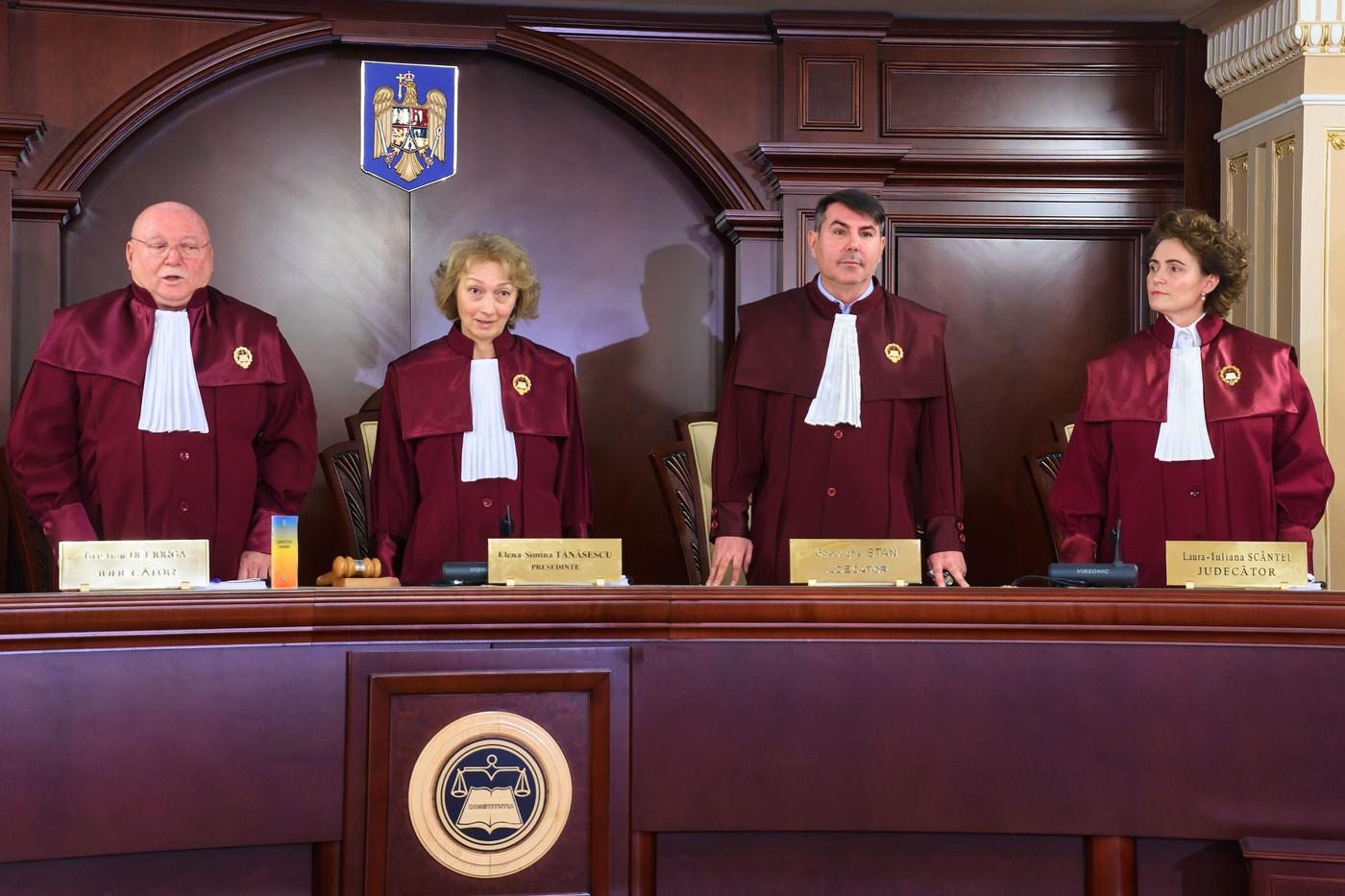 Legea privind plata pensiilor private a picat la CCR