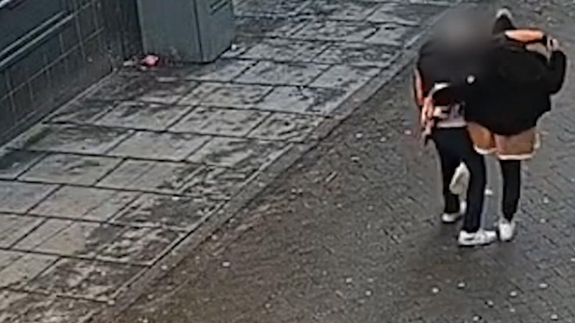 Hoţ inventiv în Marea Britanie. Bărbatul dansează cu victimele înainte de a le fura bunurile