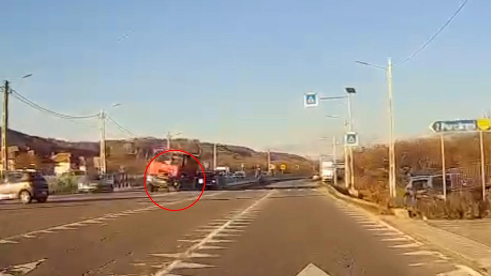 Momentul fatal când o femeie este zdrobită pe o trecere în Argeş. Iubitul ei s-a salvat în ulimul moment