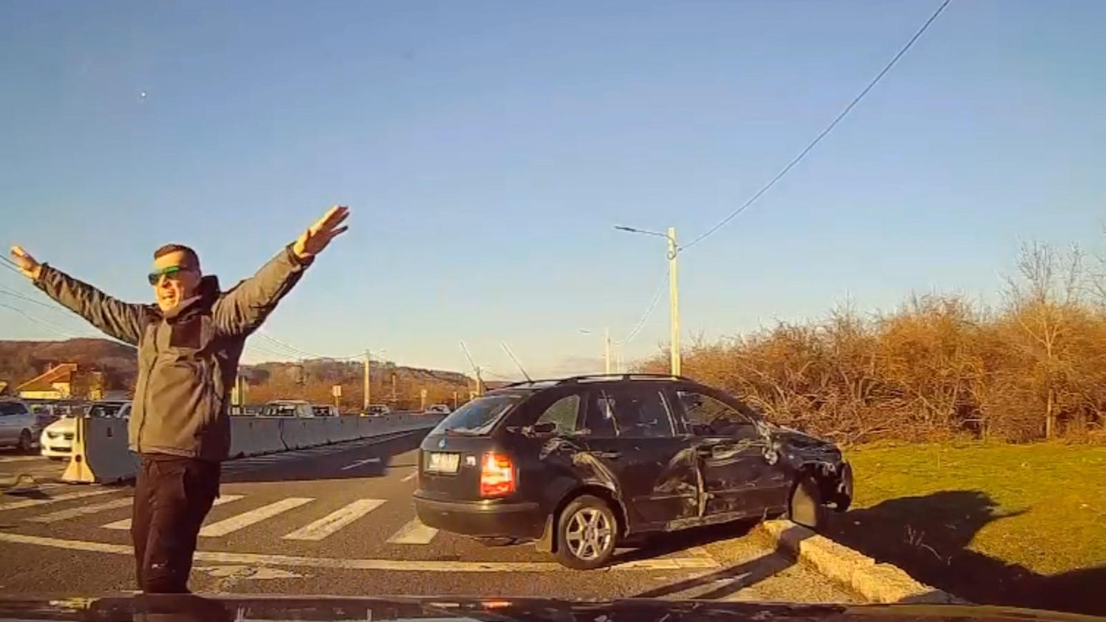 Momentul fatal când o femeie este zdrobită pe o trecere în Argeş. Iubitul ei s-a salvat în ulimul moment