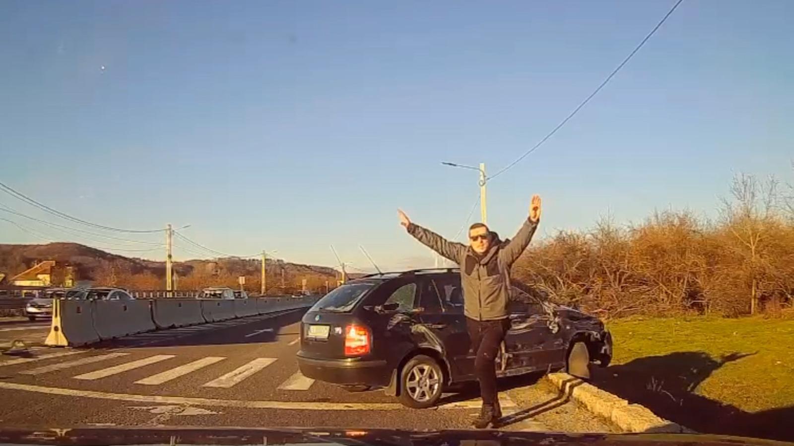 Momentul fatal când o femeie este zdrobită pe o trecere în Argeş. Iubitul ei s-a salvat în ulimul moment